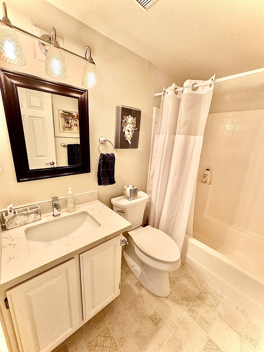 Bathroom, main floor