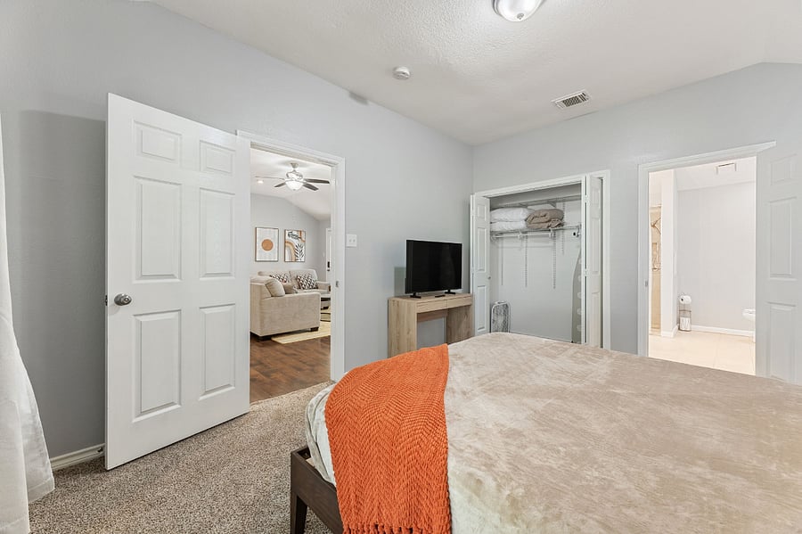 Master Bedroom, queen bed