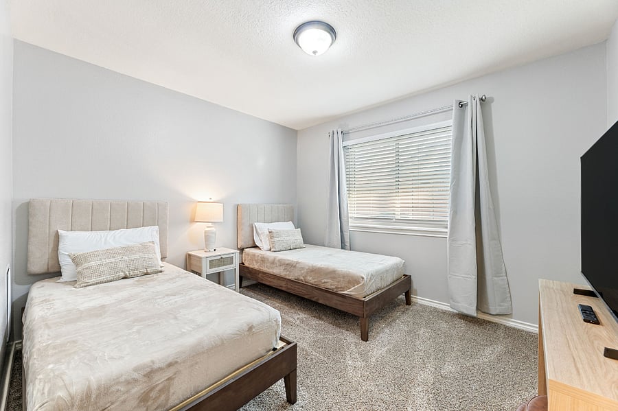 Bedroom 2, twin beds