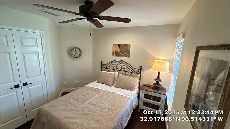Room 2 with a Queen bed