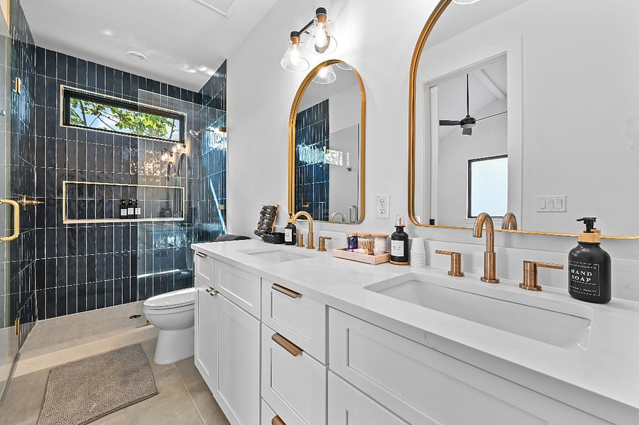 Towels Hand towels Makeup towels Disposable floss picks Bamboo Cotton Swabs Facial cotton pads Mouth wash Toothpaste Shampoo Body Wash Conditioner Bar soap Feminine care products Disposable razors Toilet Paper Hair dryer