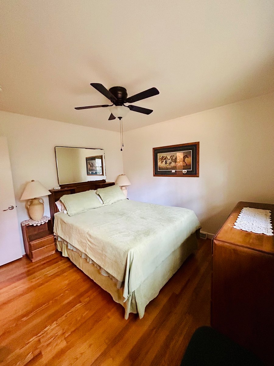 Bedroom with Queen Bed