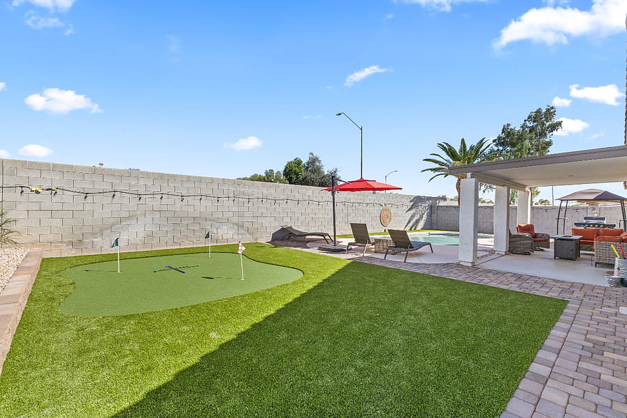 putting green, and corn hole!