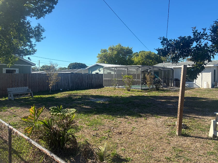 Utility alley view looking at the home from the street Left side shadow box vacant home to the left side chain link back side of home. Contained 3 of my own dogs supervised

