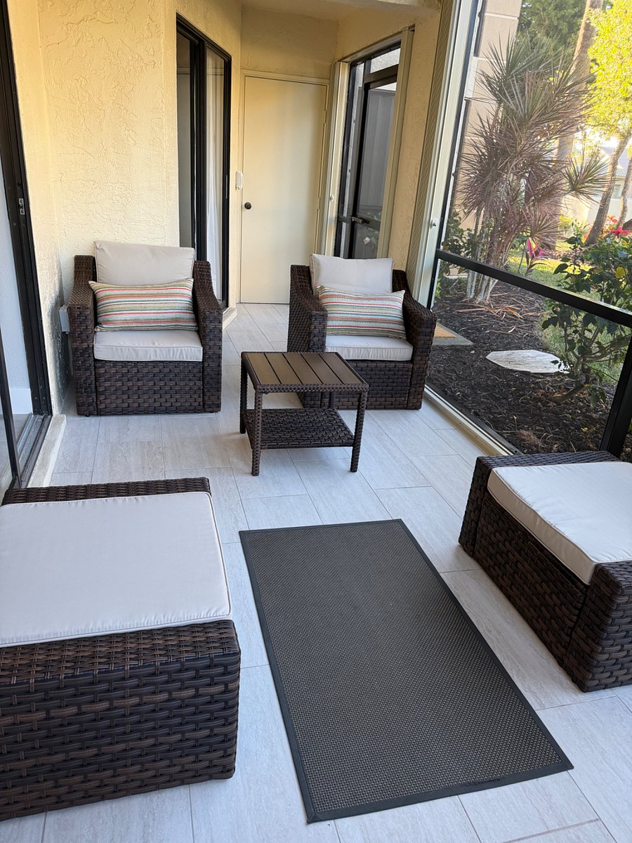Opposite view of the lanai.