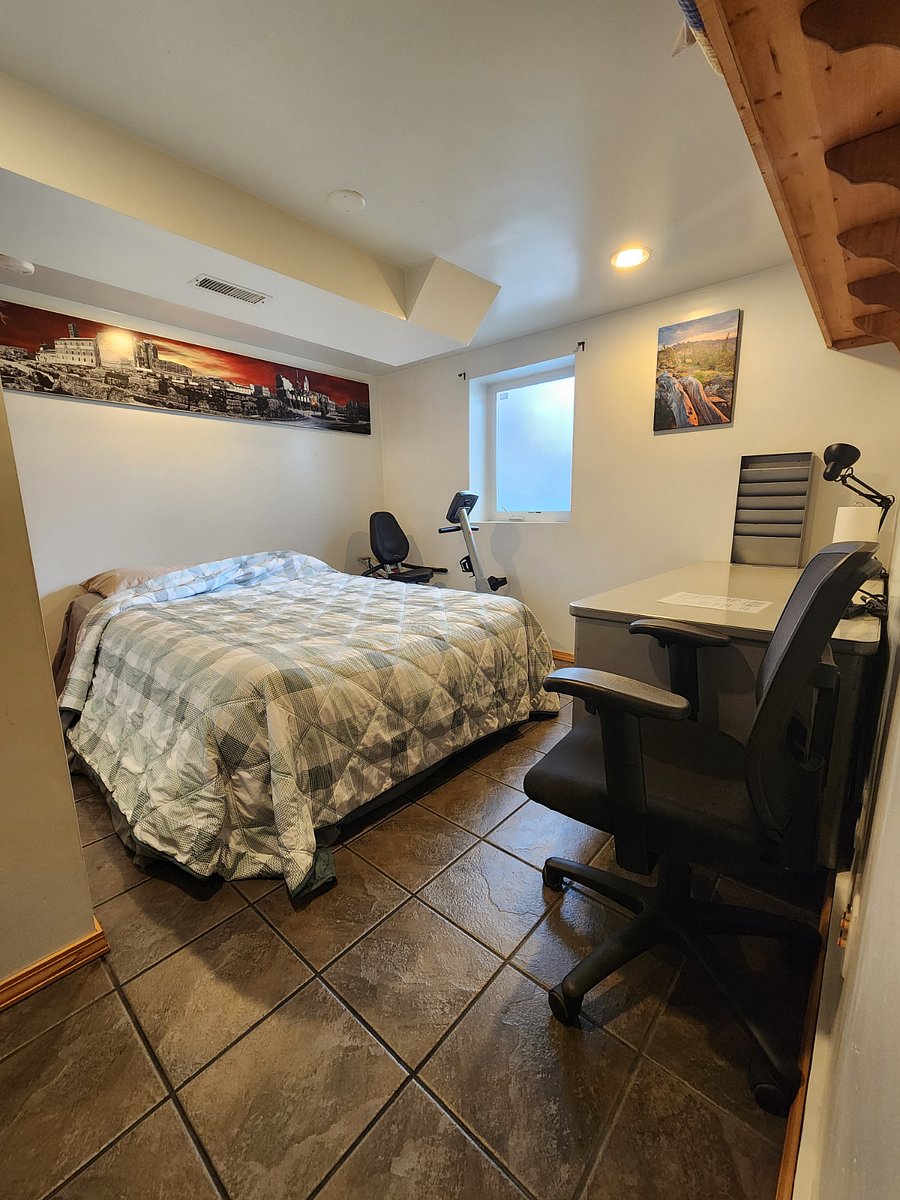 4th bedroom that can double as and office/workout room or an extra queen air matress