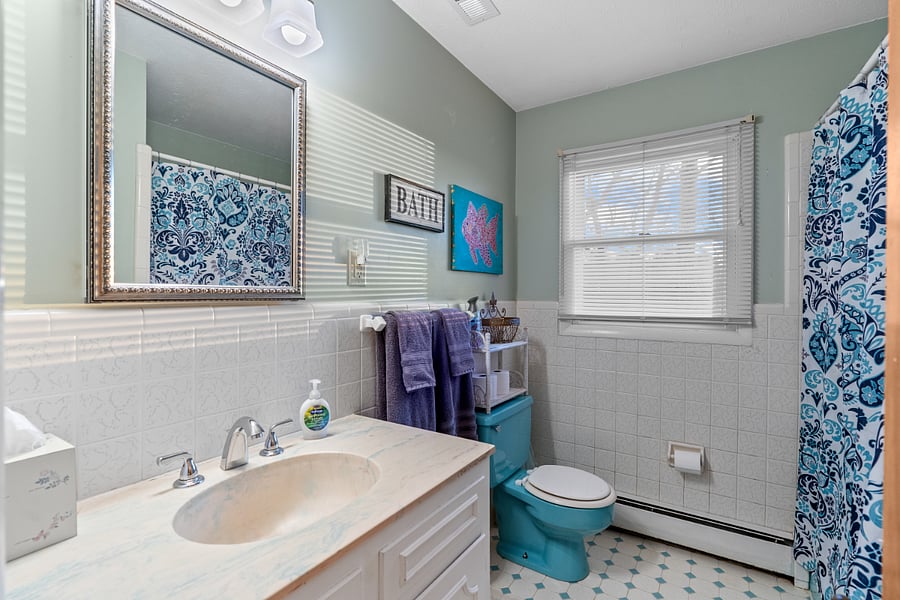 Bathroom with tub/shower combination. Very mid-century retro!