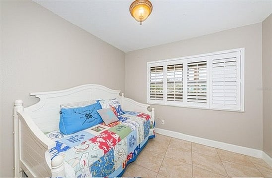 Daybed/office space off of the kitchen