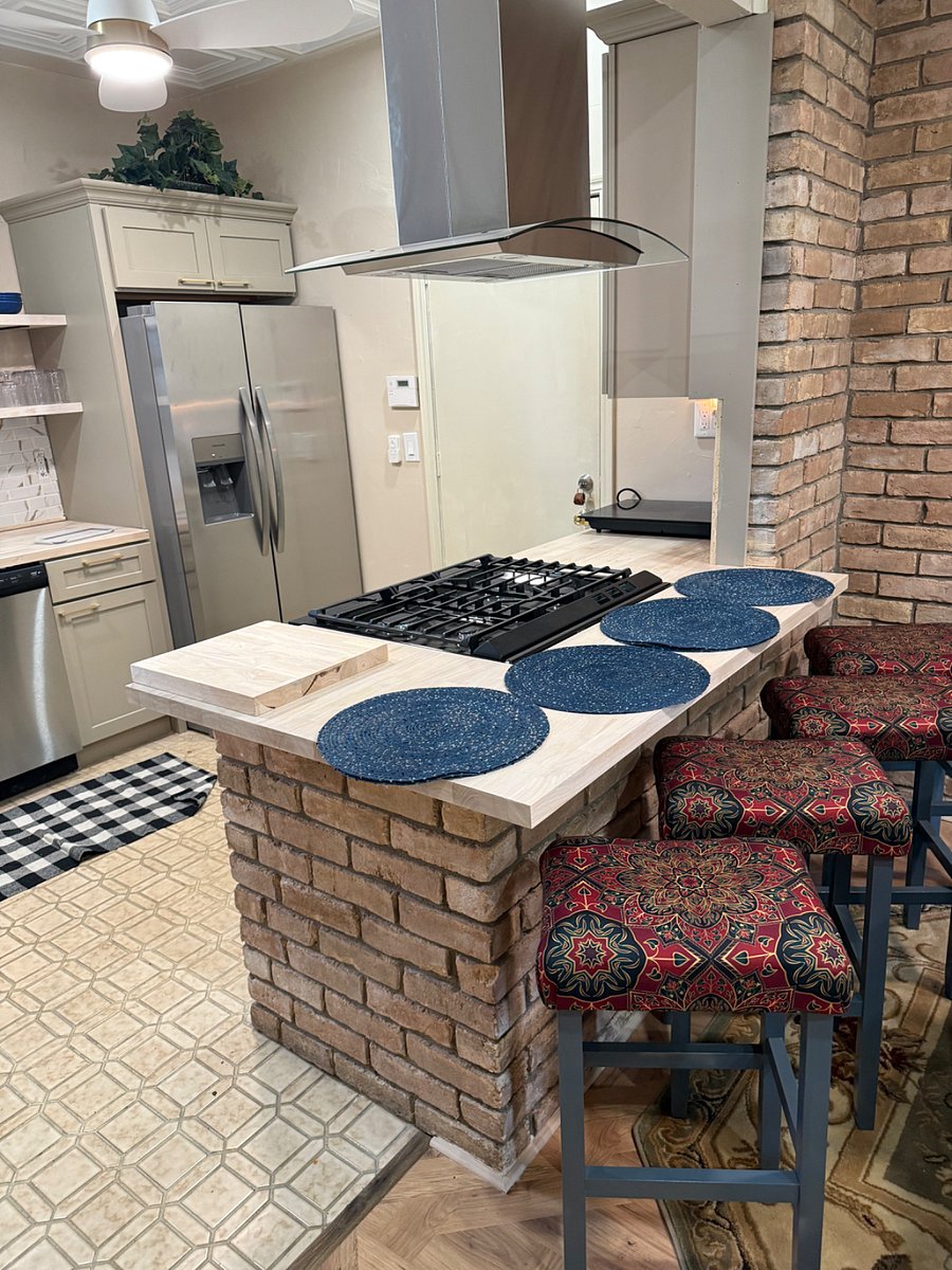 Open Kitchen, Coffered 9' ceilings. New Samsung bespoke gas range / oven Open island vent. All new cabinets, Farm Sink, dishwasher and side by side Refrigerator.