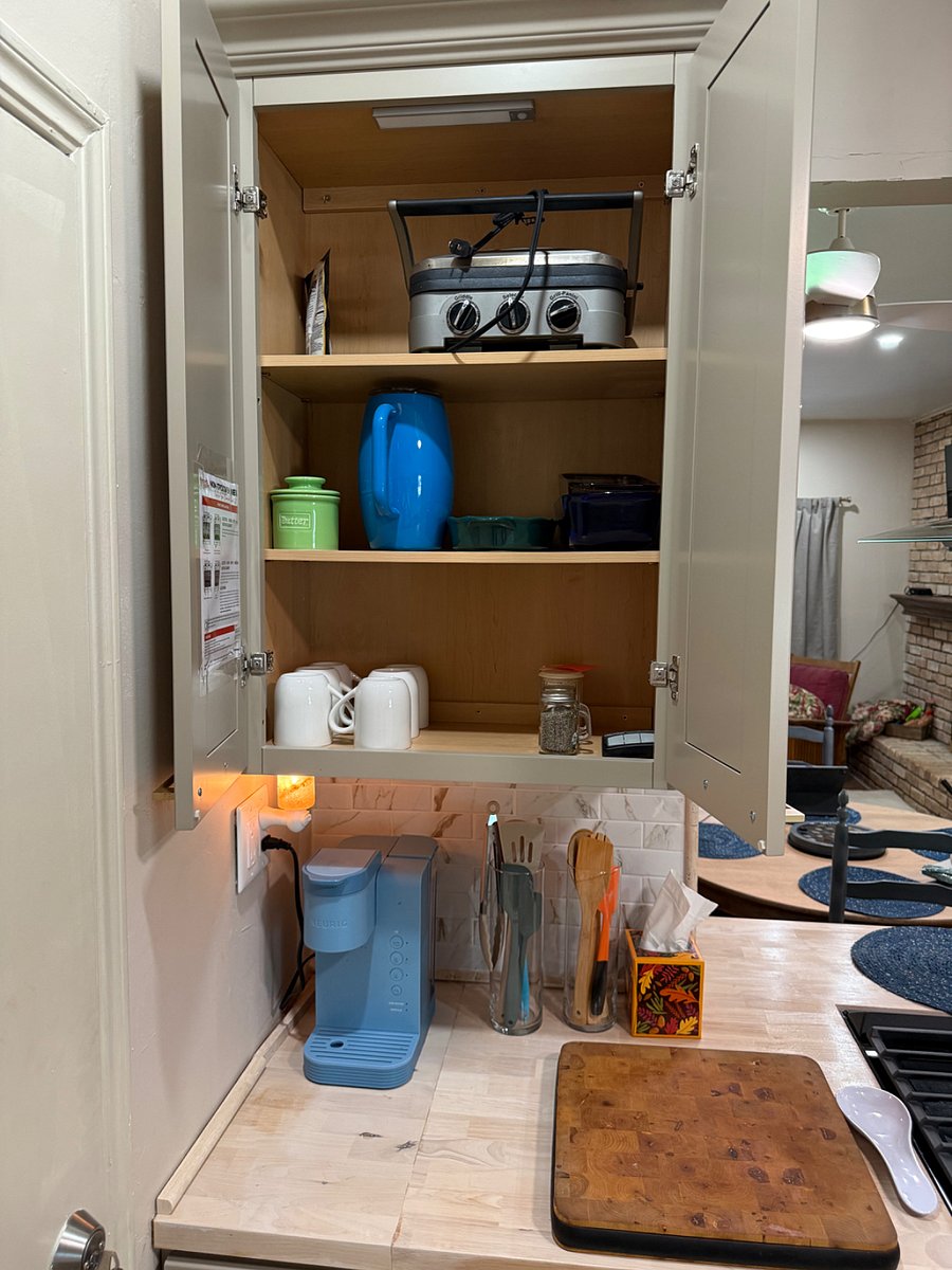Coffe Bar, Kureig Coffemaker, Coffee Cups and Coffee pods.