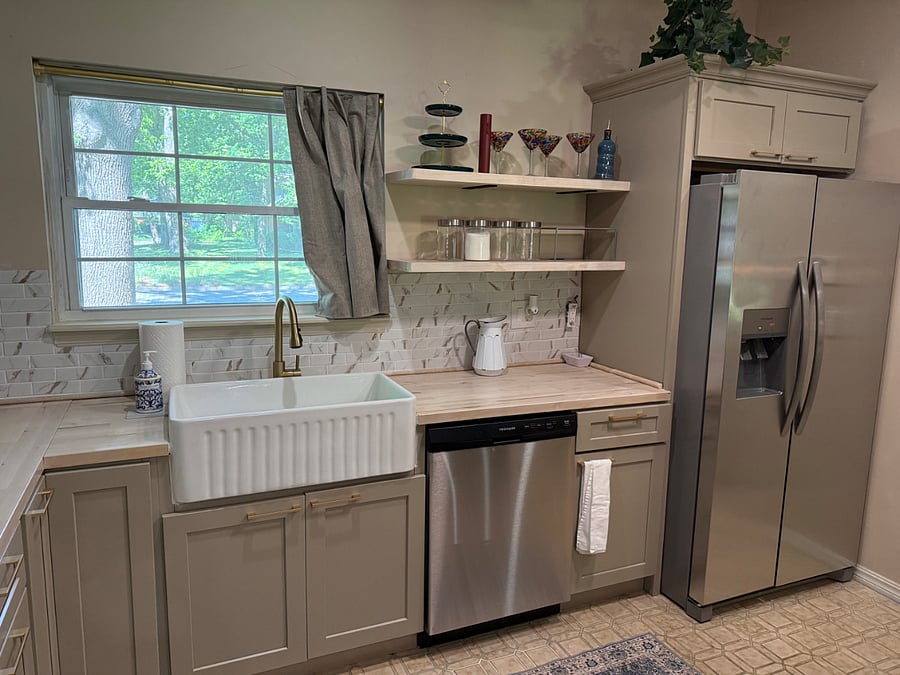 Open Kitchen, Coffered 9' ceilings. New Samsung bespoke gas range / oven Open island vent. All new cabinets, Farm Sink, dishwasher and side by side Refrigerator.
