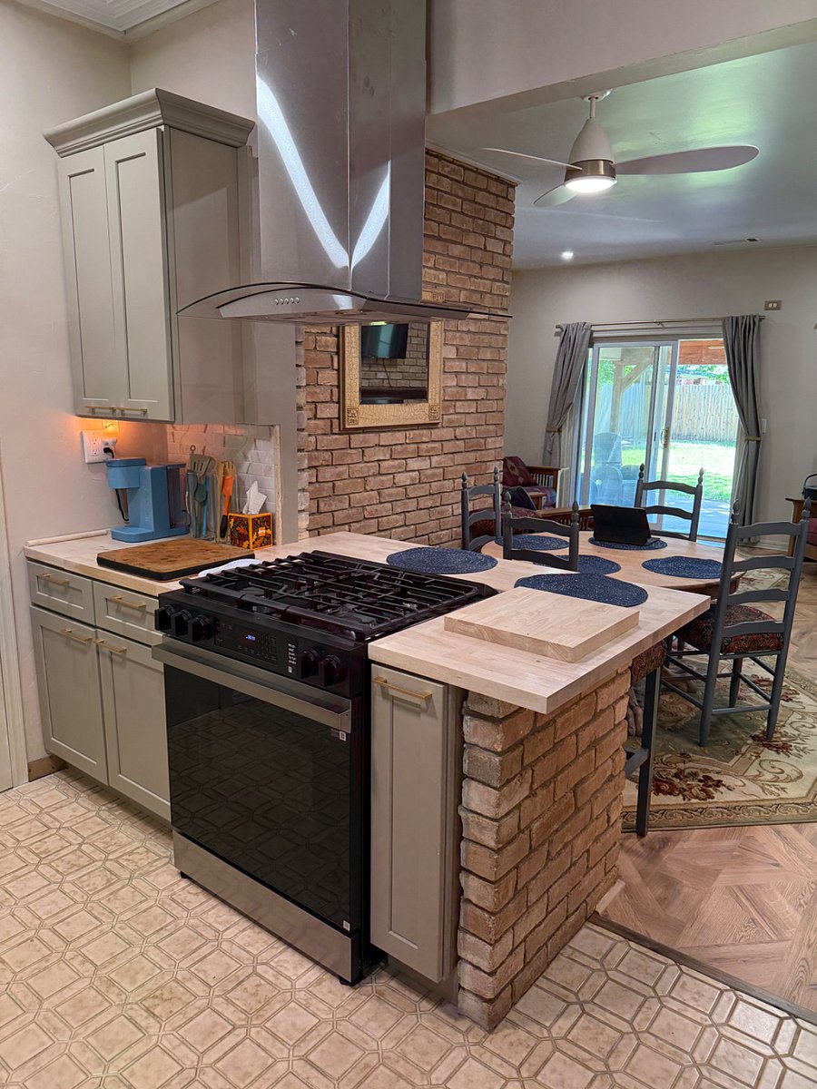 Open Kitchen, Dining Room and Family Room. 9' ceilings. New Samsung bespoke gas range / oven Open island vent. All new cabinets, Farm Sink, dischwasher and side by side Refrigerator.