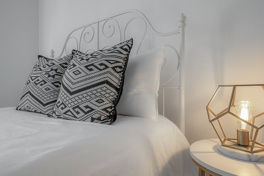 Guest bedroom with full sized bed