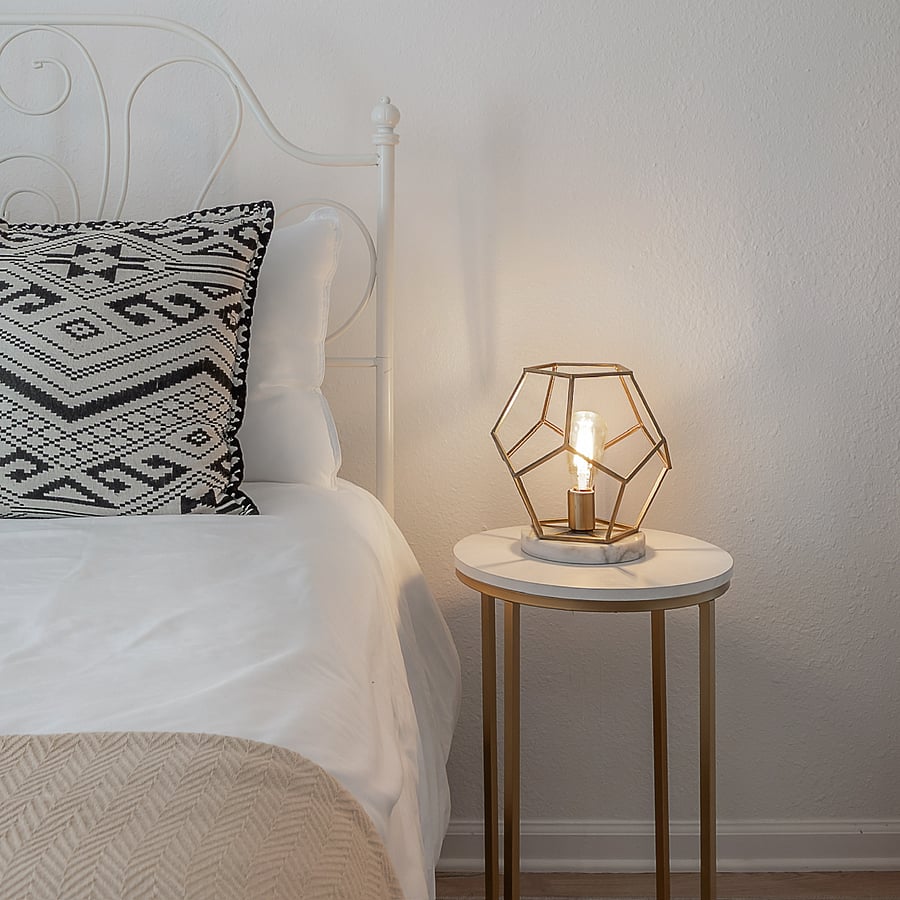 Guest bedroom with full sized bed