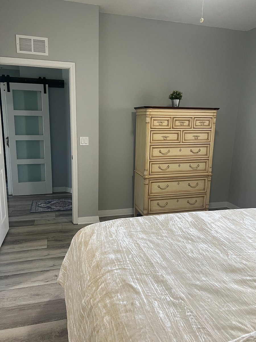 Master bedroom does have a Smart TV - not pictured.