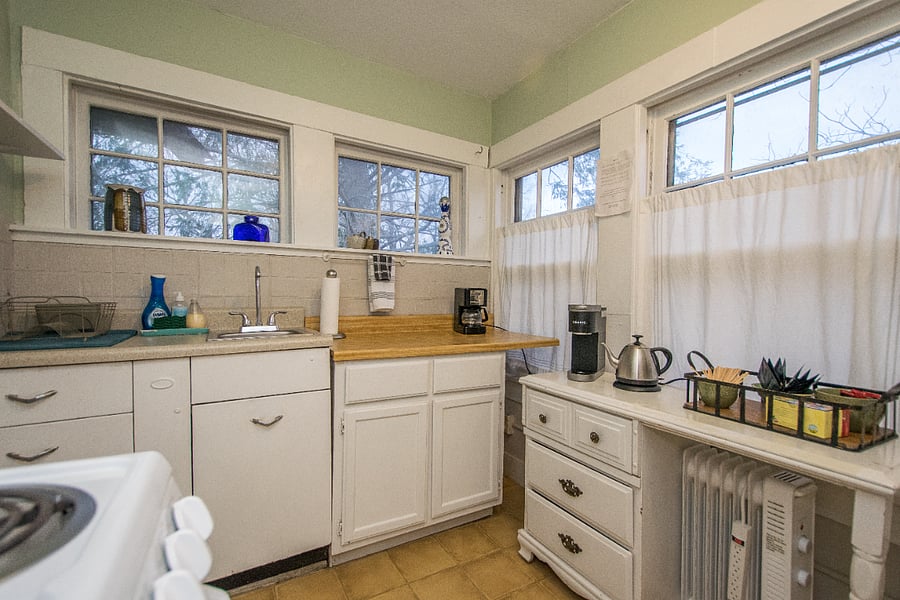 fully furnished kitchen with full size frig