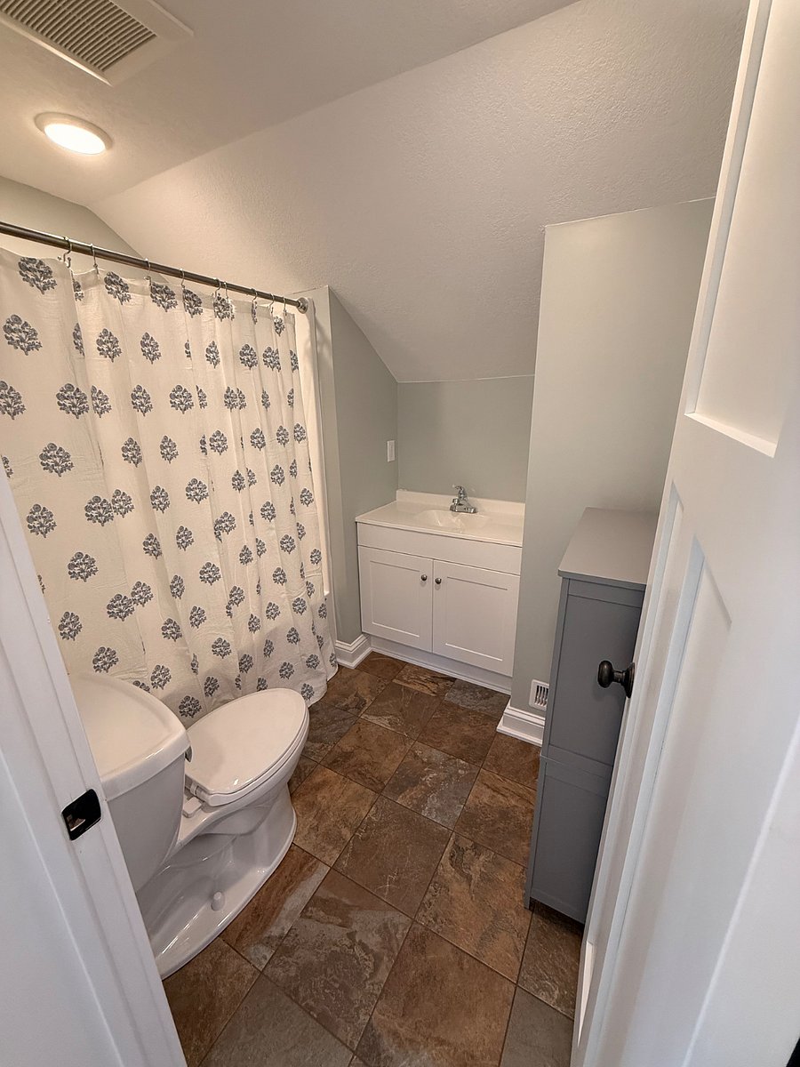Upstairs Full Bathroom