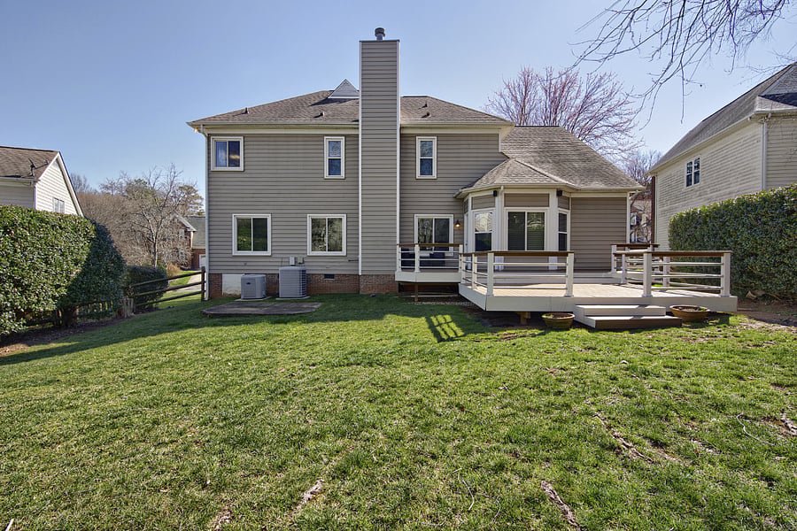 Fenced backyard with deck, petfriendly and private