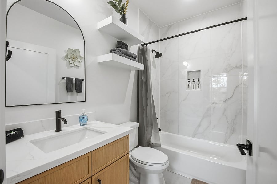 Full Bathroom 1 features a bathtub with hot water and air conditioning for added comfort. The bathroom is stocked with essentials, including shampoo, conditioner, body soap, and shower gel. Cleaning products and a hair dryer are provided for guest convenience.
