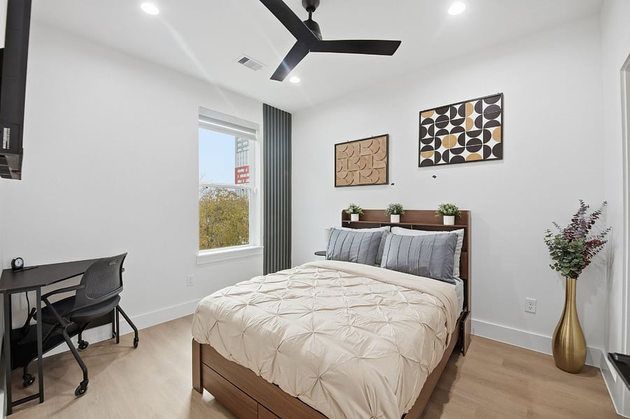Bedroom 1:
This comfortable, fully furnished space features a double bed with fresh linens, extra pillows and blankets, and room-darkening shades for restful sleep. The room includes a ceiling fan, air conditioning, ample clothing storage with hangers, and a TV for relaxing downtime. A dedicated workspace with outlet access makes it easy to work from home. The private bathroom is stocked with essentials, including hot water, shampoo, conditioner, body soap, shower gel, and a hair dryereverything needed for a convenient and stress-free stay.
