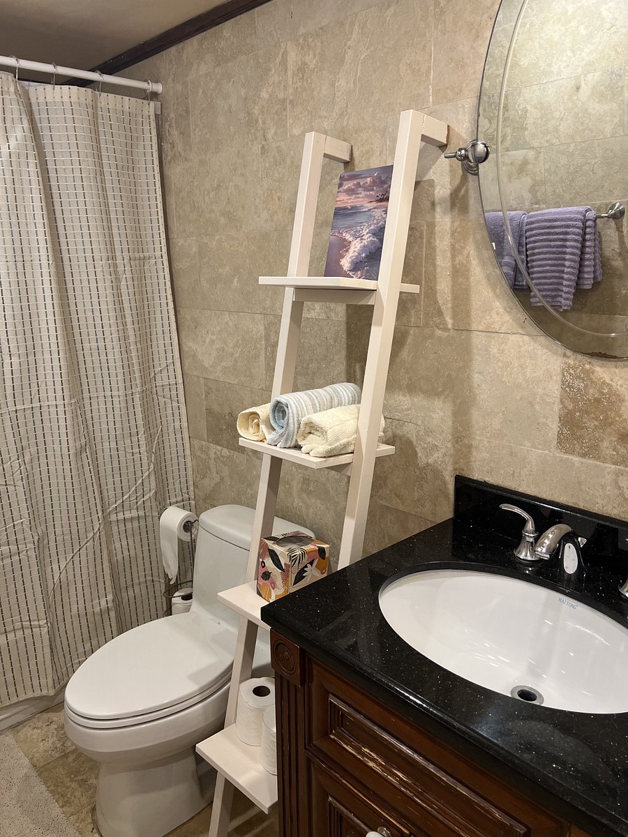 second bathroom, located in hallway