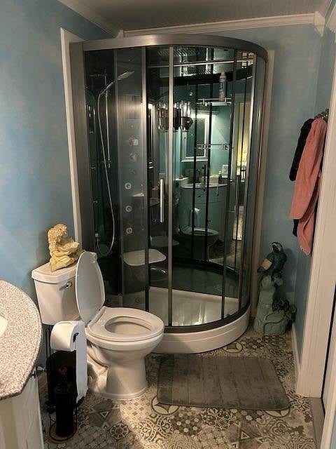 Master bedroom steam shower 