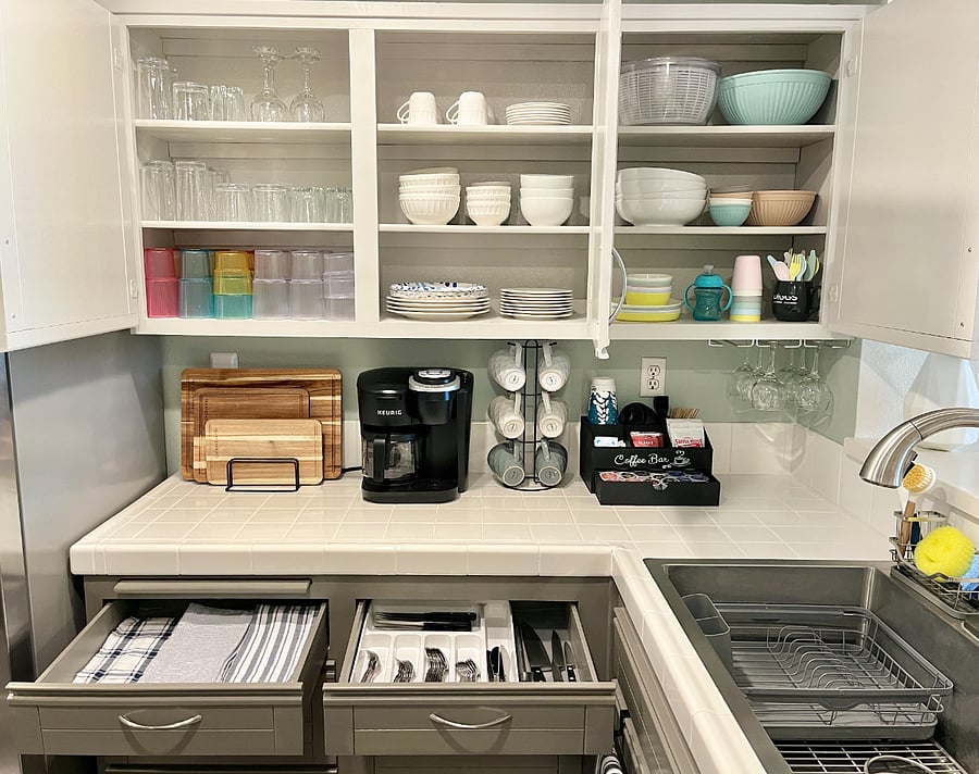 Large selection of fine dining and casual tableware and drinkware