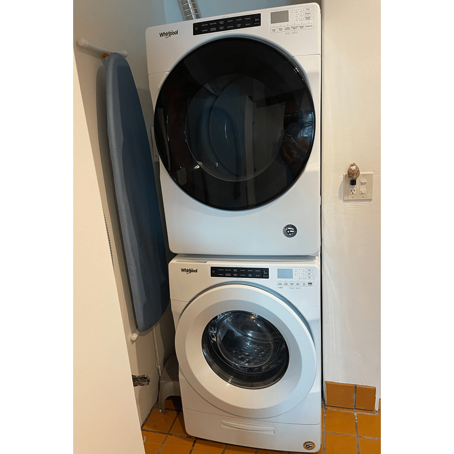 Shared premium washer and drier. (Soap and utilities included)