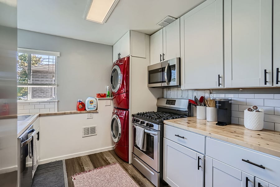 Kitchen and washer/dryer