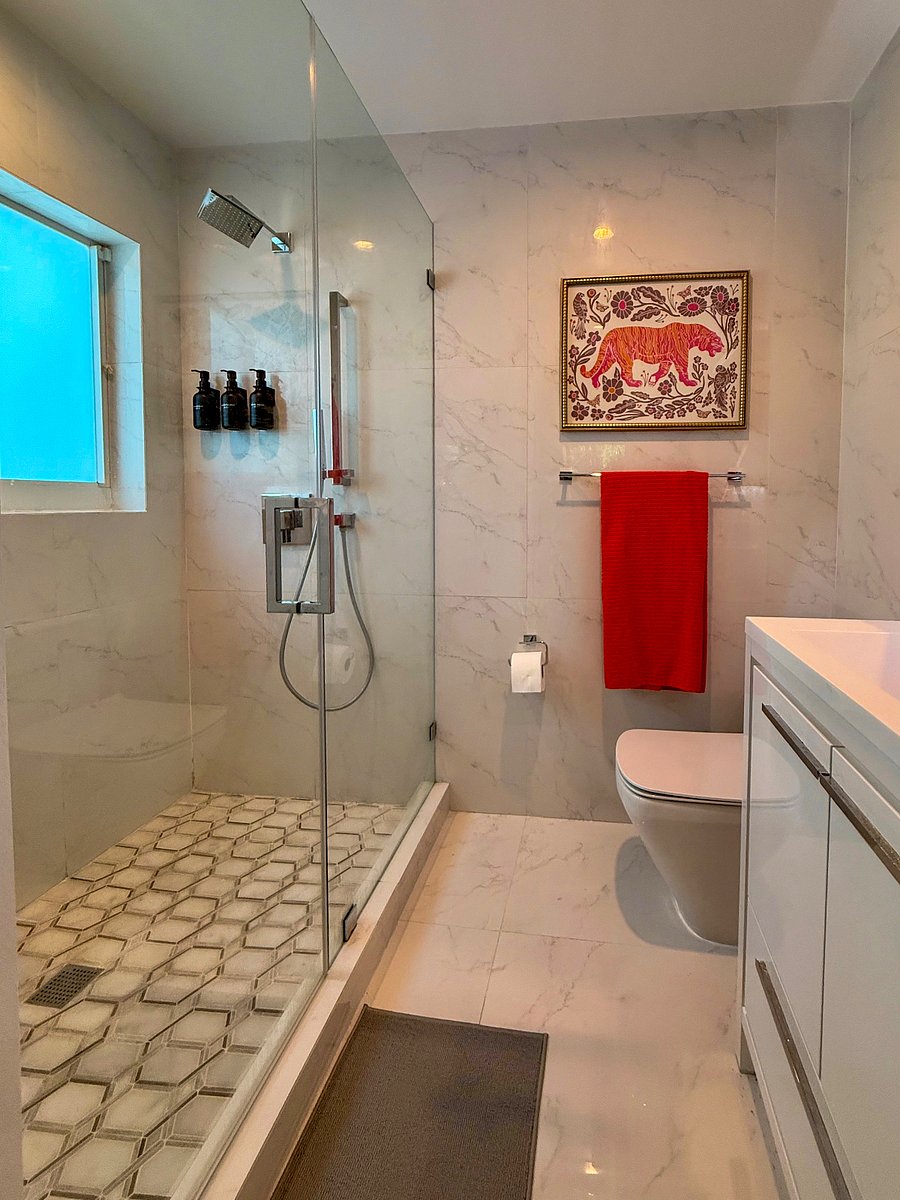 Bathroom #1 en-suite with bedroom #1
