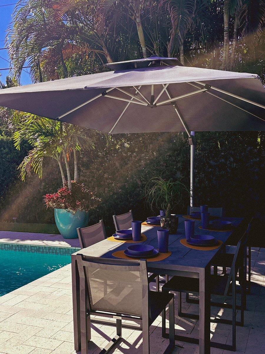 Outdoor dining & Pool