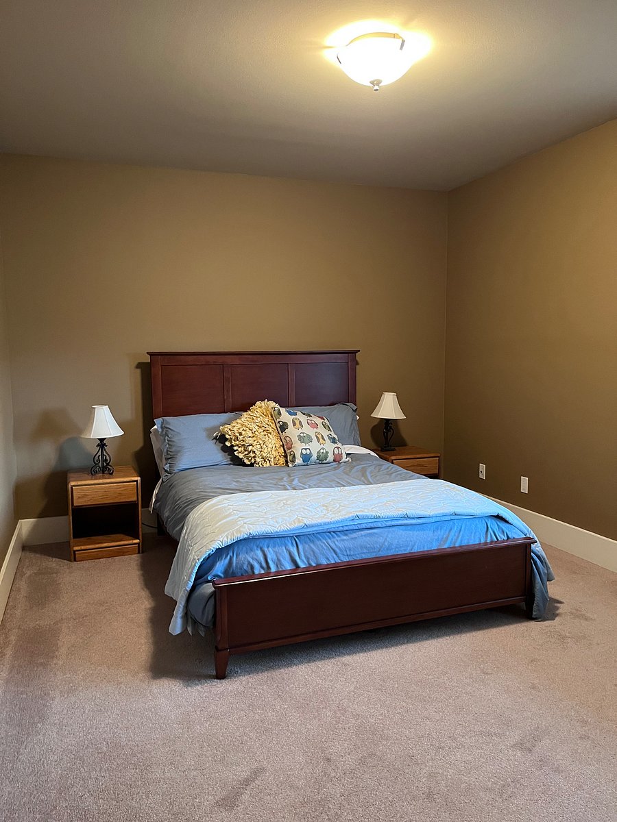 Bedroom 2, queen bed, lower level