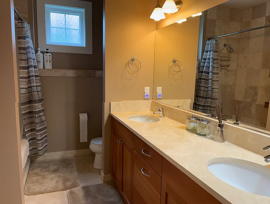 Full bath, lower level