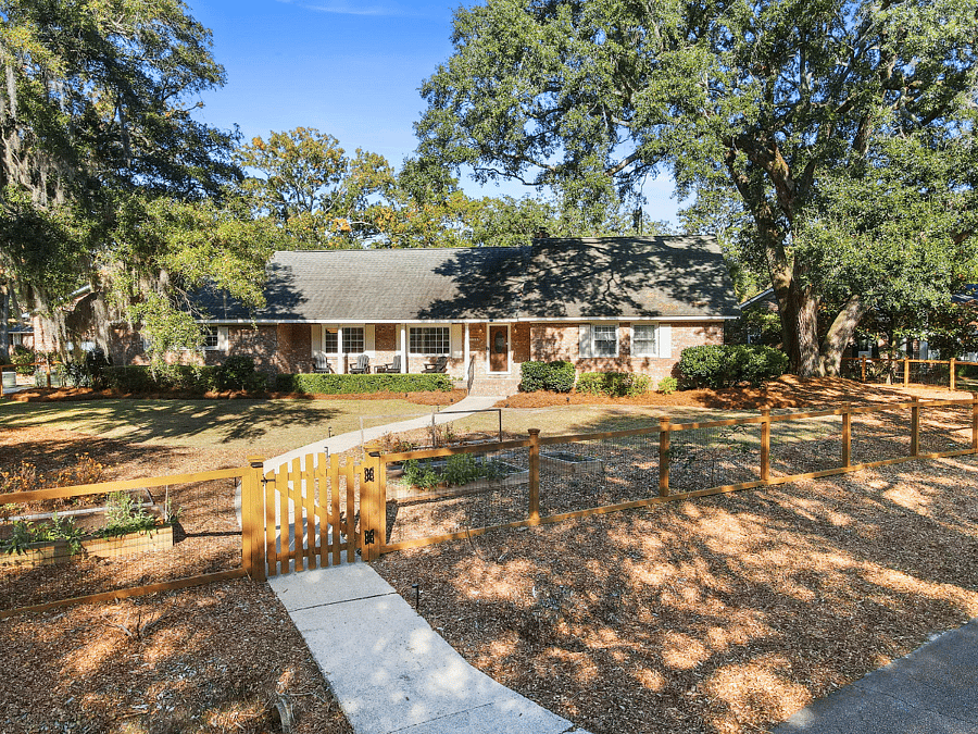 Fenced-in front yard with swing gate to a great road to walk your little ones around :)
