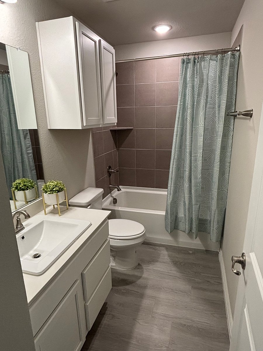 2nd level full bathroom with tub.