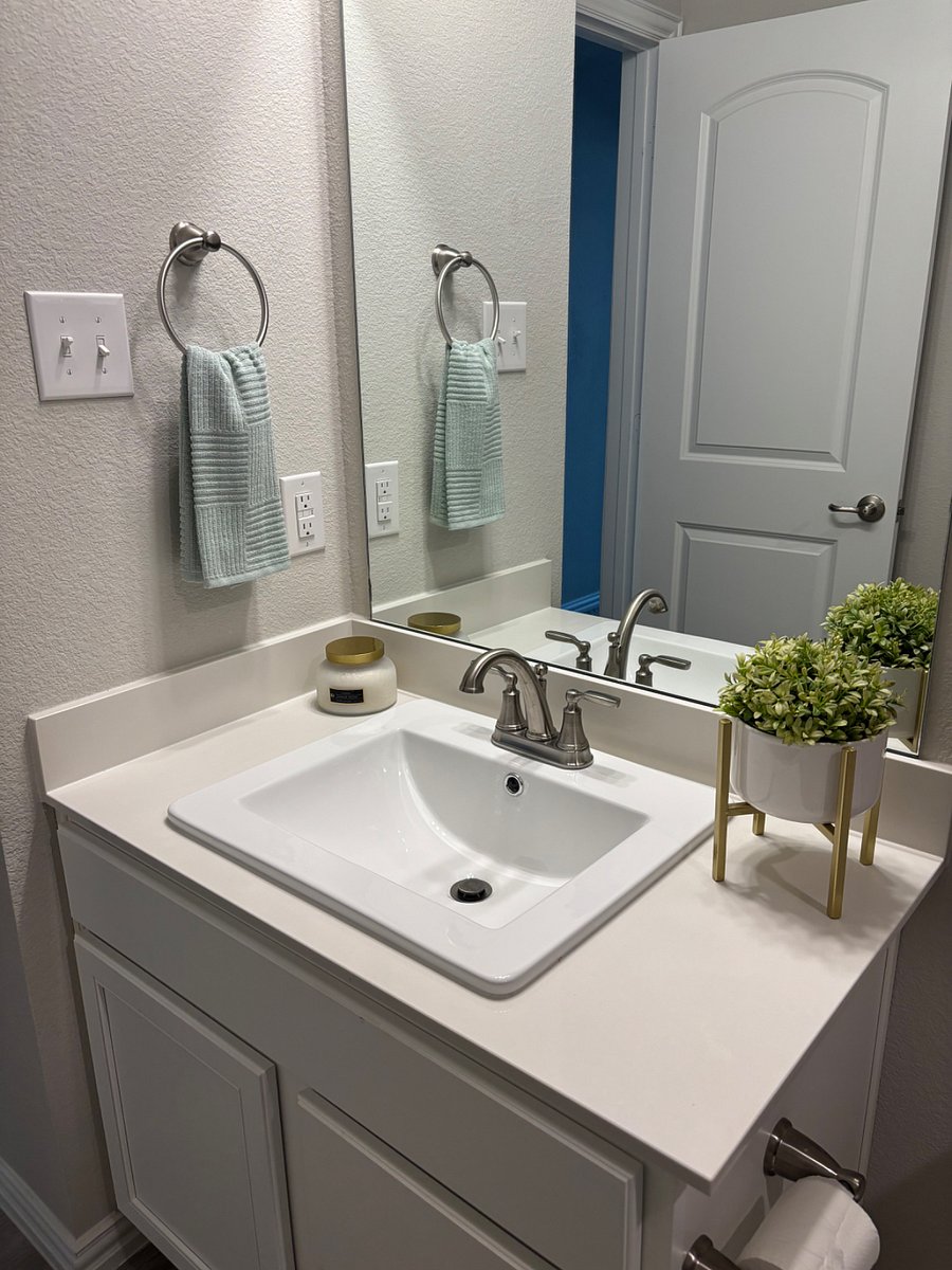 2nd level full bathroom with tub.
