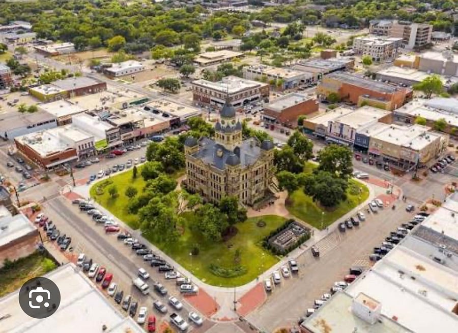 Historic Denton Square is just minutes away with fun shops, restaurants, and entertainment.
