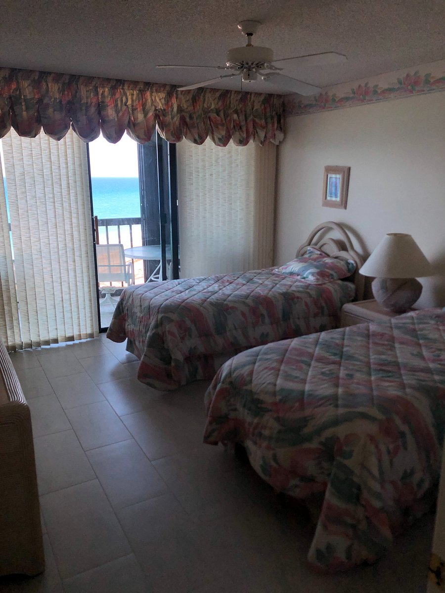 2nd bedrooms, 2 twin beds