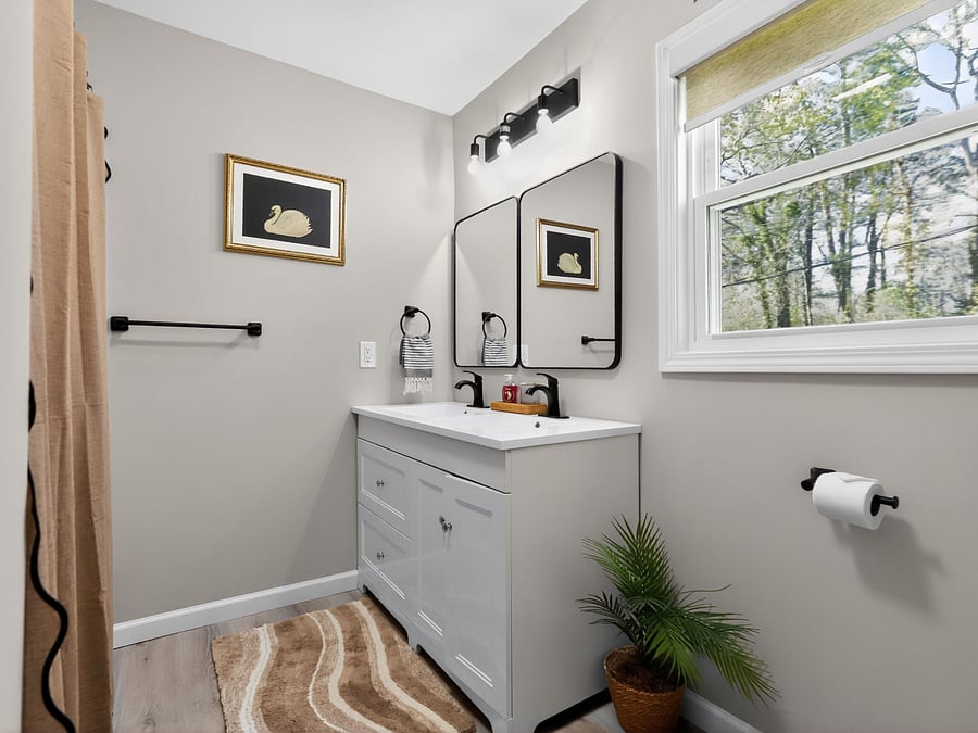 2nd floor / full bathroom / shower and bath 