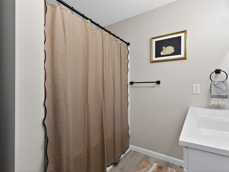 2nd floor / full bathroom / shower and bath 