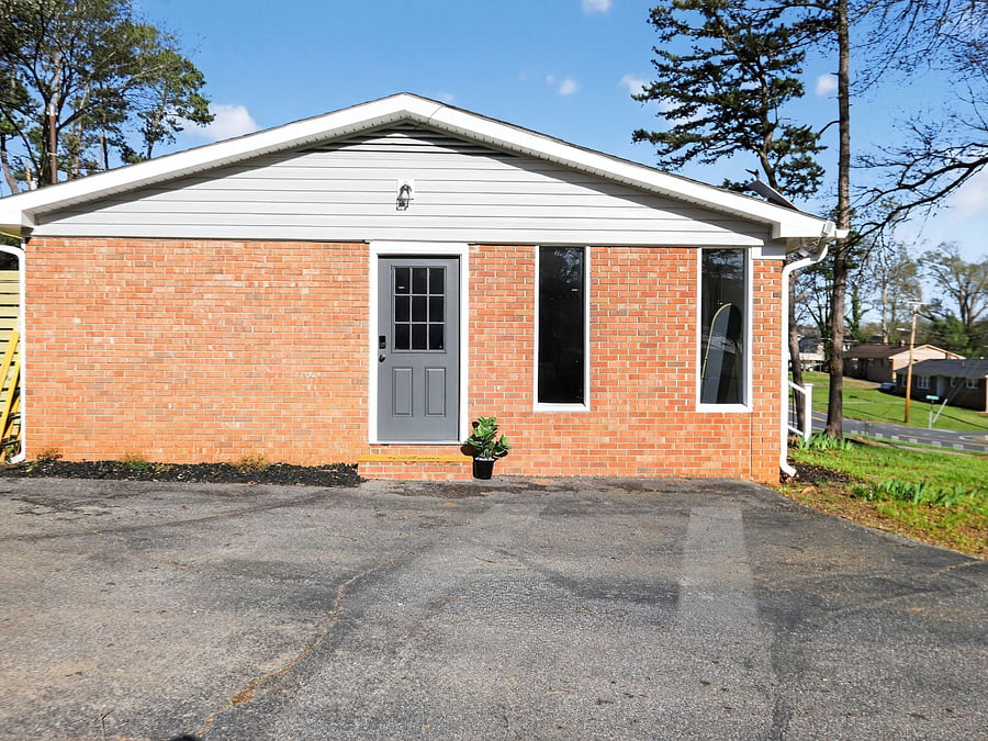 +Driveway space up to 4 cars / entry into living room 