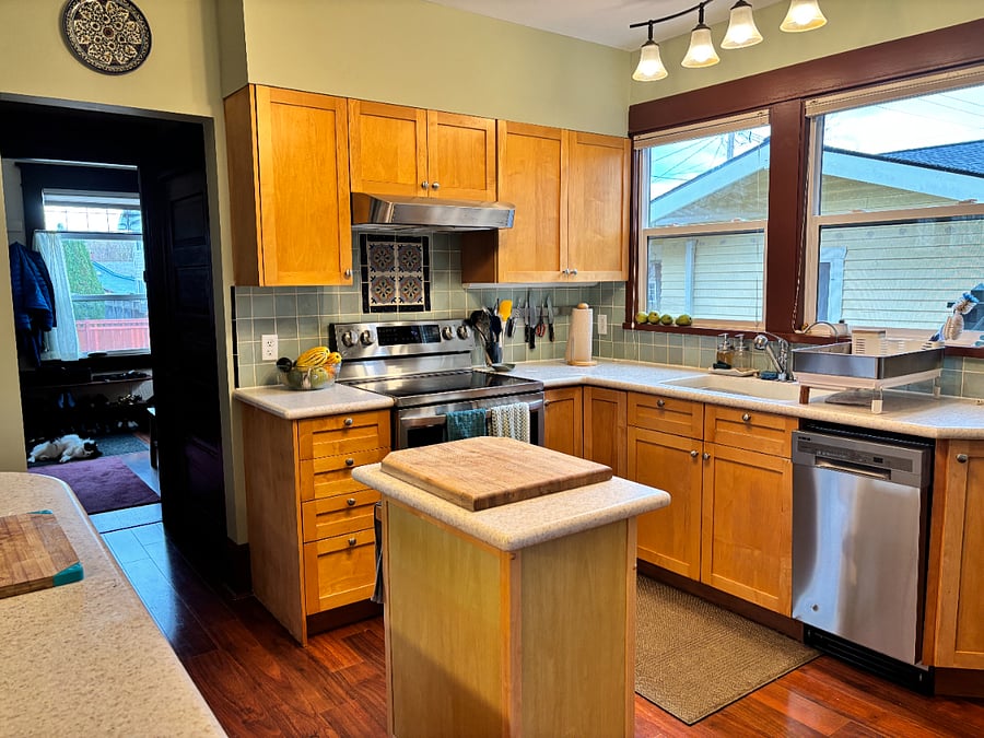 Shared kitchen (downstairs)