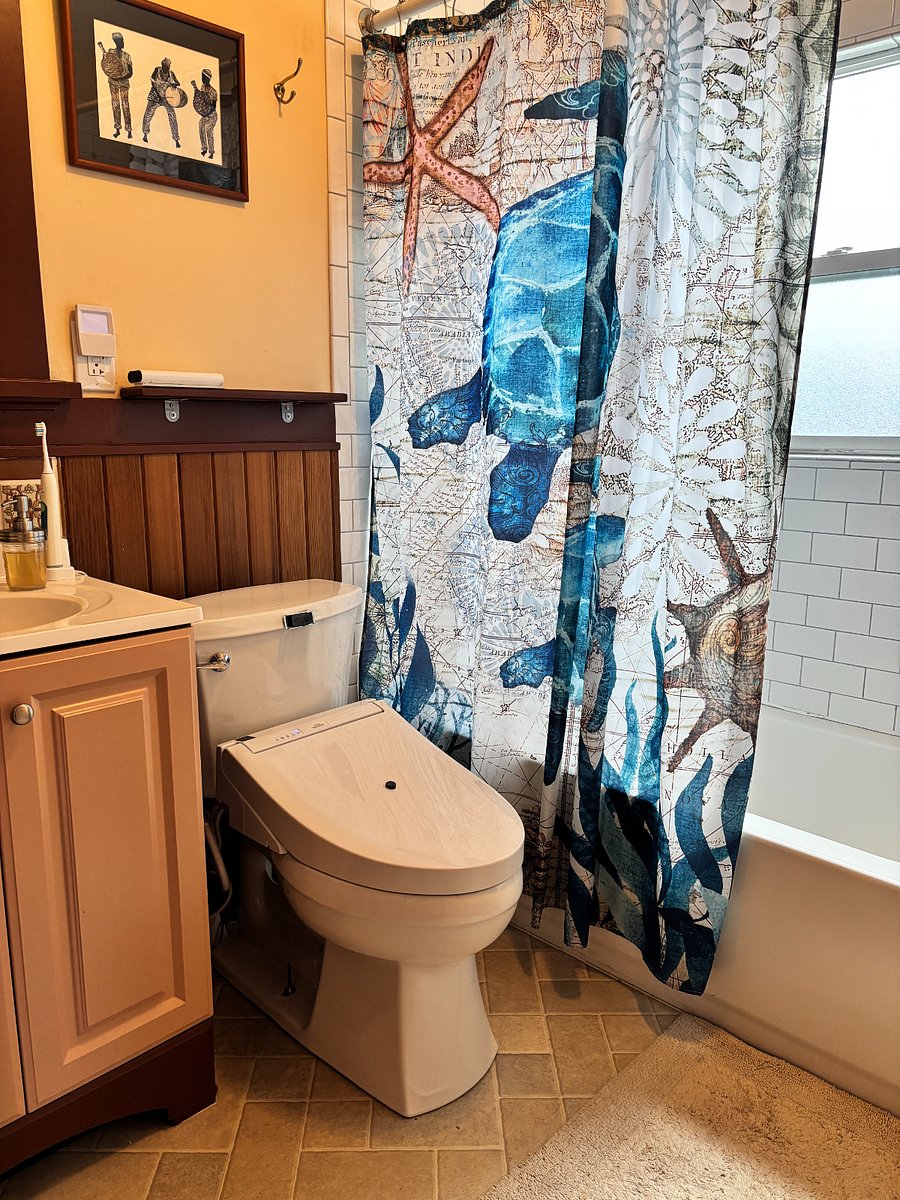 Full bathroom (upstairs)