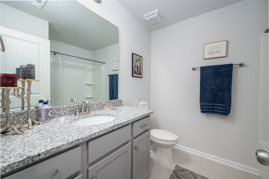 Upstairs full bathrom