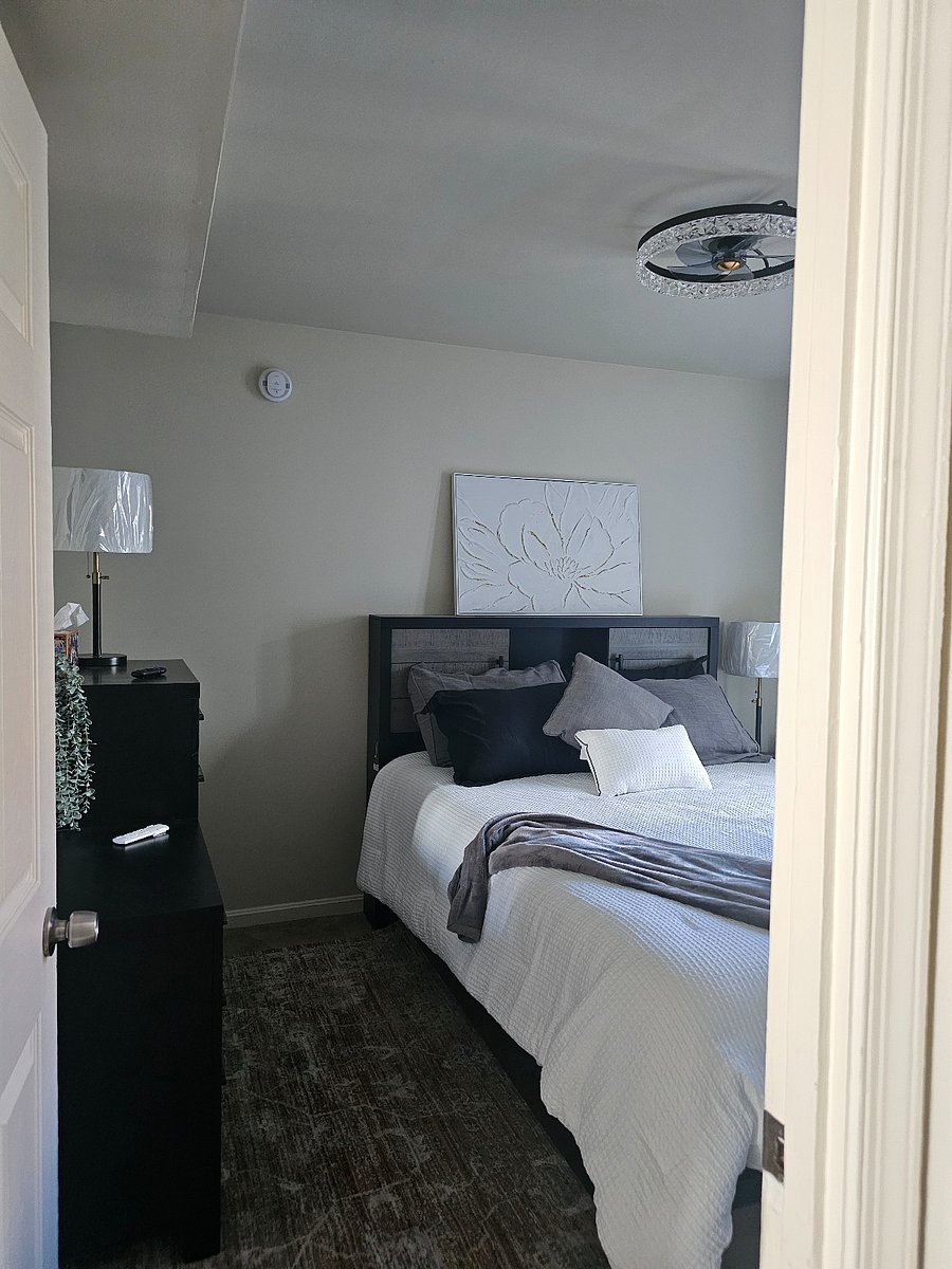 Master bedroom w/queen bed