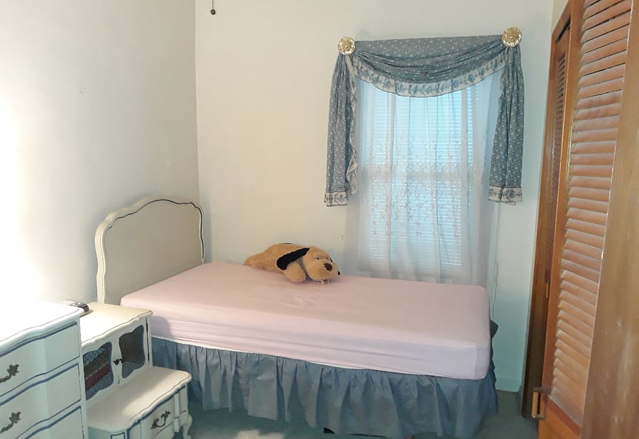 Room Available starting March 27