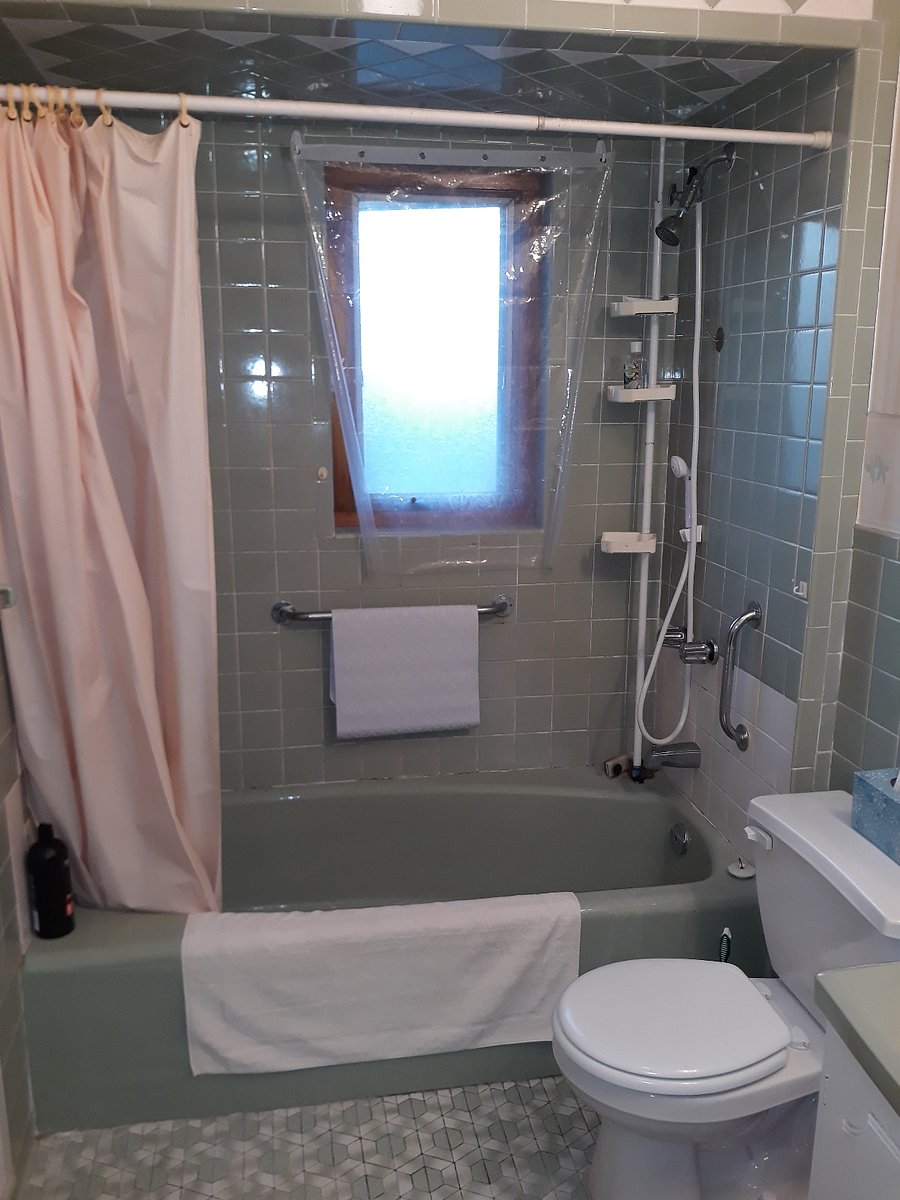 Bathroom 1 (Green Room)