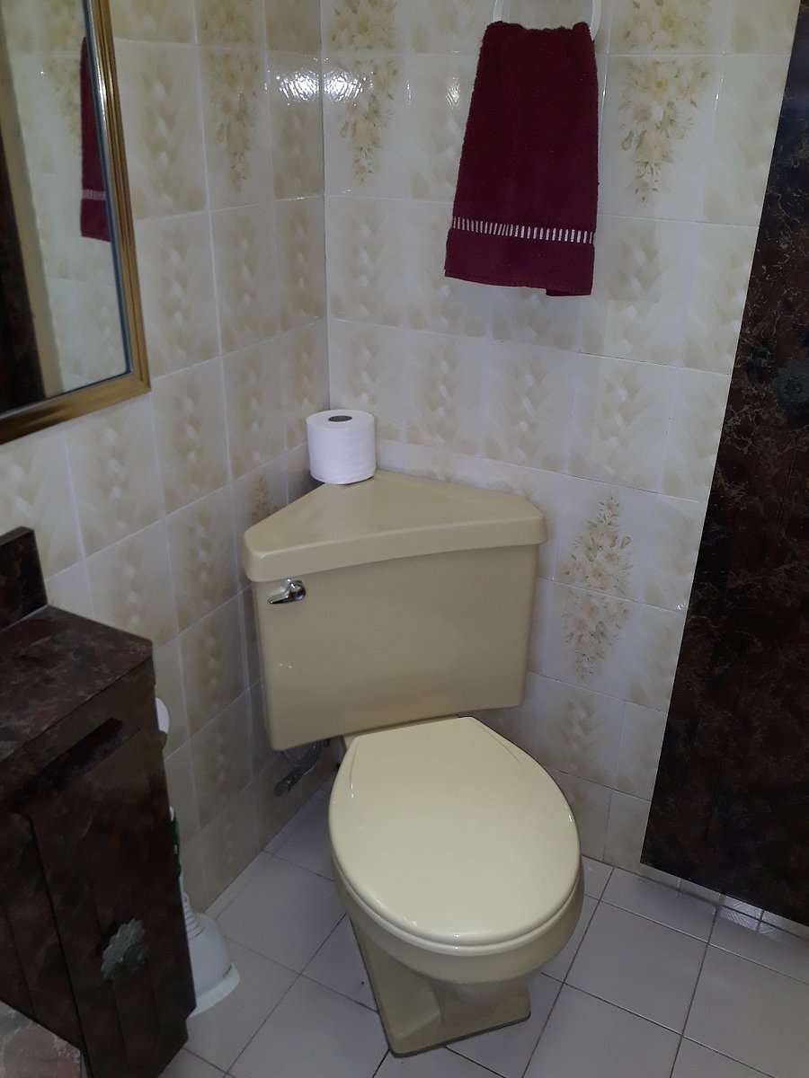 Bathroom 2 (Gold Room)