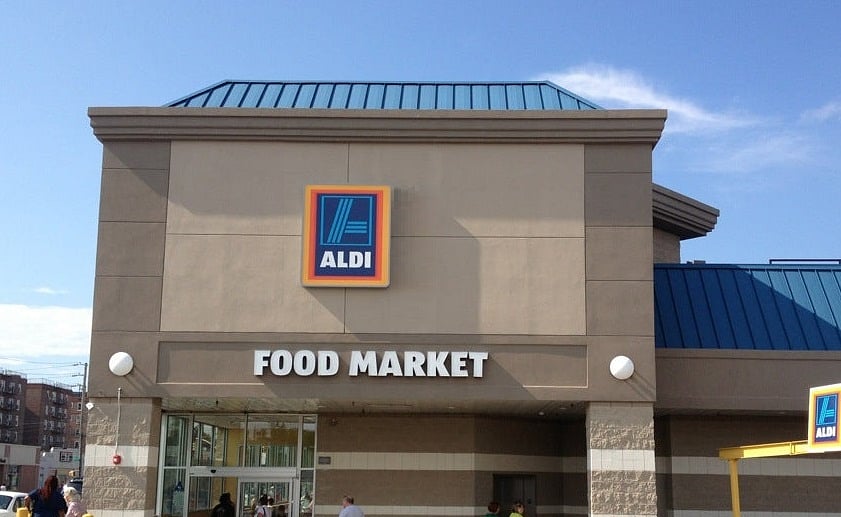 Nearby are supermarkets, corner bodegas, boutiques, library, pharmacy, post office, and more