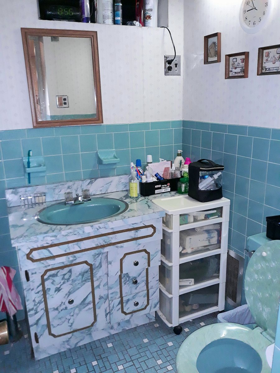 Bathroom 3 (Blue Room)